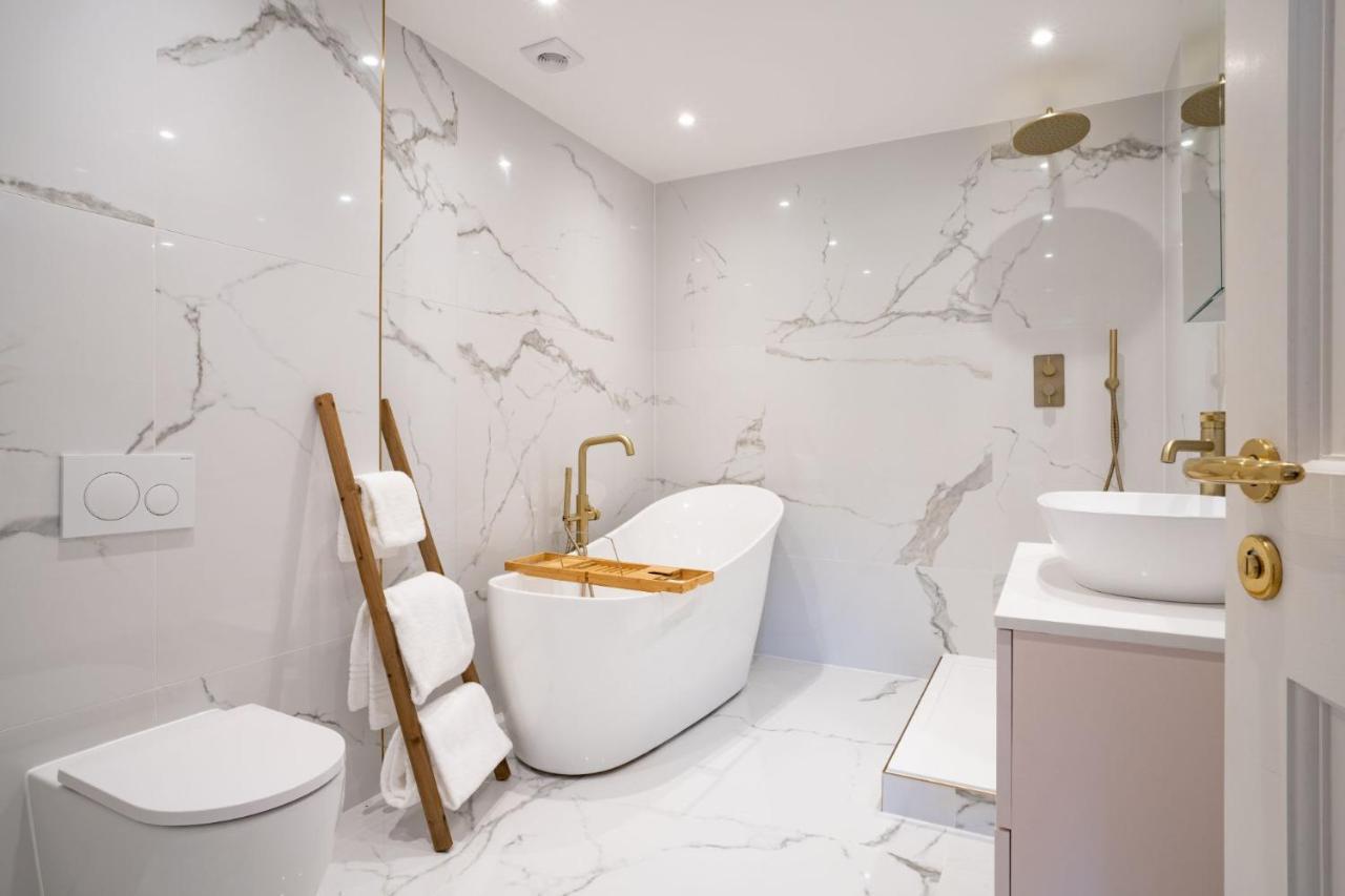 Brand New - Contemporary - 2 Bedroom - 2 Bathroom - Spacious Apartment - Lake Views Ambleside Luaran gambar